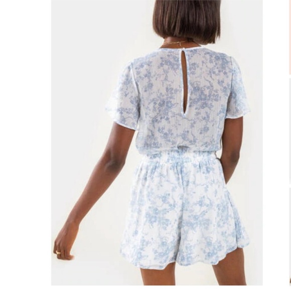 Blue & white romper size M from Francesca’s - Picture 2 of 4